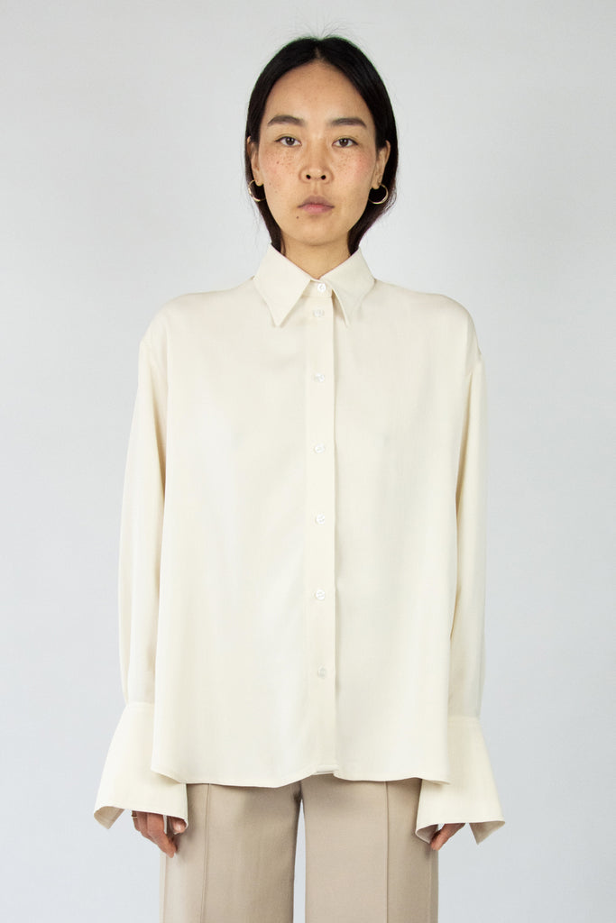 Chemise oversize en soie écrue. Sustainable brand
