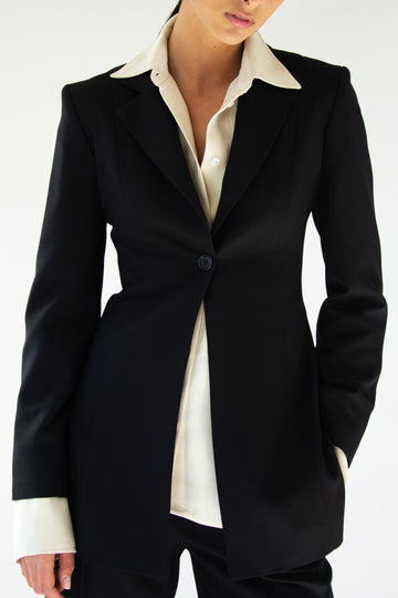 Veste tailleur cintrée en laine noire. Sustainable brand